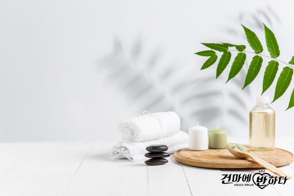 [크기변환]beautiful-spa-composition-on-massage-table-in-wellness-center-copyspace.jpg