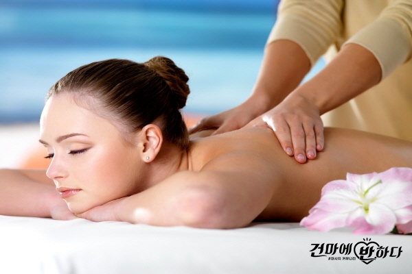 [크기변환]young-beautiful-girl-in-beauty-salon-getting-spa-massage.jpg