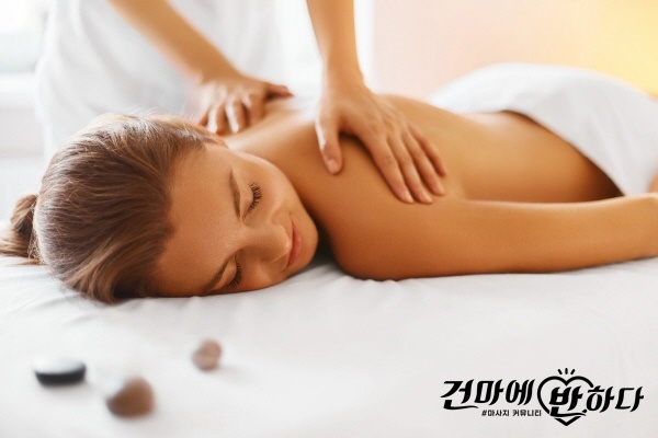 [크기변환]spa-woman-female-enjoying-massage-in-spa-centre-royalty-free-image-492676582-1549988720.jpg