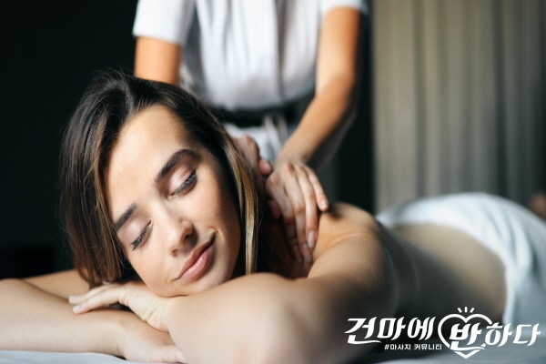 [꾸미기]young-and-healthy-woman-in-spa-salon-traditional-s-WRZGP3W.jpg